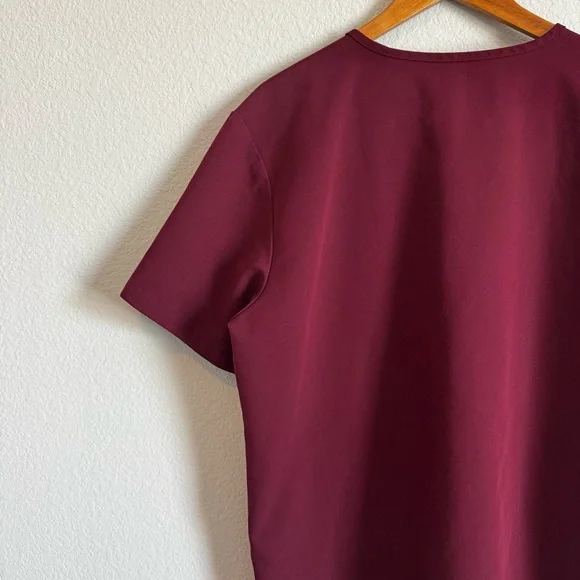 Figs Men's Leon Burgundy Three Pocket V Neck Short Sleeve Scrub Top Size Large - Picture 7 of 8